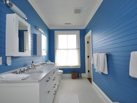 Toàn bộ tường phòng tắm được sơn màu xanh dương, kết hợp với tone màu trắng của toàn bộ những chiếc bồn, những cánh cửa, khung cửa sổ, thậm chí là cả những chiếc bóng đèn và những chiếc khăn bông giúp phòng tắm này thực sự đơn giản nhưng không kém phần tinh tế.