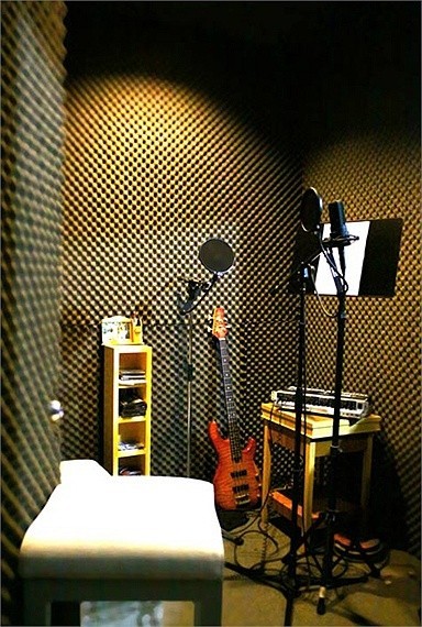 Nam ca sĩ thường thu âm những ca khúc mới của mình trong phòng thu của mình. Lam Trường là một trong số ít những ca sĩ có phòng thu riêng tại nhà.