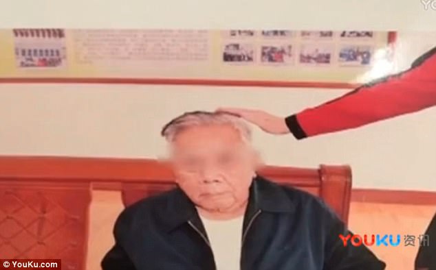 &Ocirc;ng l&atilde;o 77 tuổi bị liệt nửa người sau một lần đột quỵ.