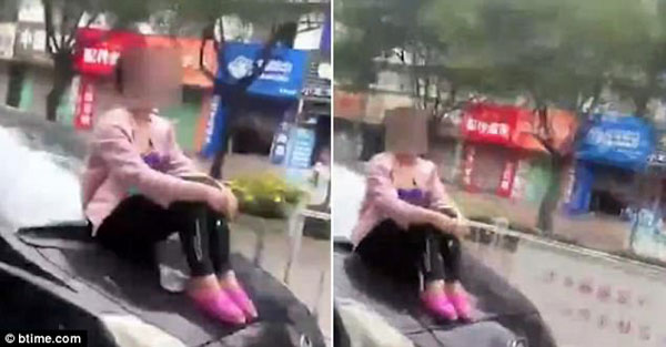 
Người phụ nữ ngồi yên không chịu xuống dù xe đã dịch chuyển.
