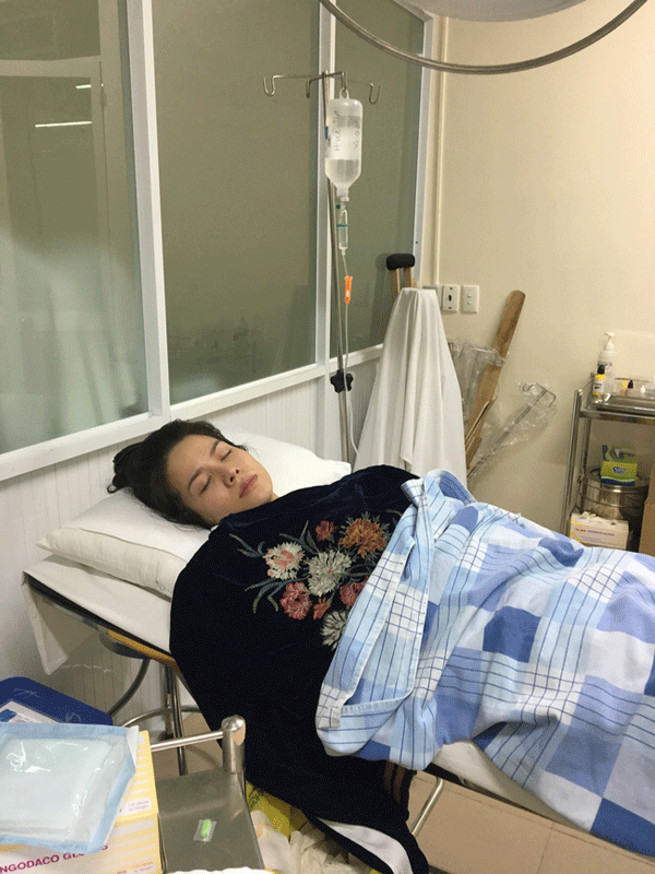 
Nhật Kim Anh bị co giật trên máy bay và sốt cao vì kiệt sức.
