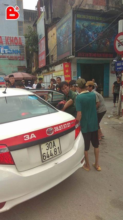 
Người đàn ông bị thương sau vụ nổ trên phố Xã Đàn được đưa đi cấp cứu. Ảnh: Beat.vn
