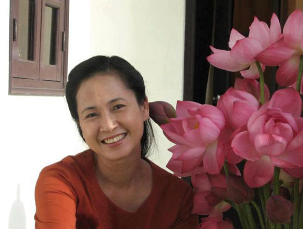 
NSND Lan Hương (Hương Bông) được khán giả nhiều thế ở Việt Nam yêu mến qua rất nhiều vai diễn từ sân khấu kịch, điện ảnh đến truyền hình.

