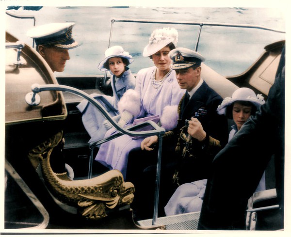 
Gia đình Nữ hoàng Anh trong một chuyến thăm Trường cao đẳng Hoàng gia ở Dartmouth.

