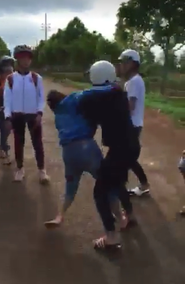 Hai nữ sinh đánh nhau giữ đường (ảnh cắt từ clip)