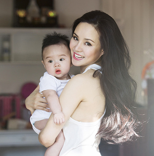 
Không ít người cho rằng Vy Oanh đang làm bà mẹ đơn thân
