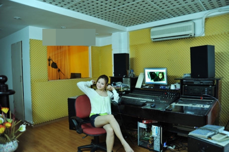 
Căn nhà của riêng Vy Oanh còn có cả phòng studio được thiết kế khá tiện nghi, sang trọng.
