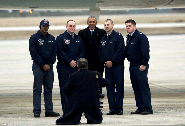 
Ông Obama chụp ảnh cùng tổ bay của Air Force One.

 
