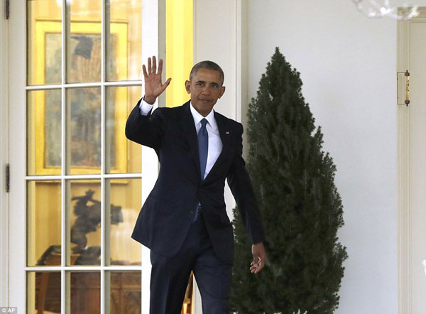 
Ông Obama xuất hiện và vẫy tay chào trong tiếng reo hò của mọi người.
