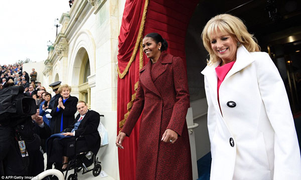 
Trong Lễ nhậm chức của Tân Tổng thống Donald Trump, bà Michelle Obama cũng xuất hiện cùng chồng. Bà nở nụ cười hạnh phúc trước tất cả người dân Mỹ.
