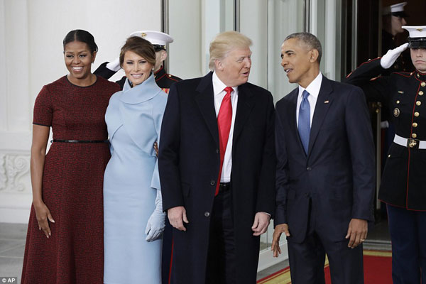
Vợ chồng ông Obama đã đến chúc mừng Lễ nhậm chức của ông Trump. Giống như chia sẻ của ông Obama ở bài phát biểu trước đó tại Chicago, cuộc chuyển giao quyền lực của ông và Tân Tổng thống sẽ diễn ra trong tốt đẹp.
