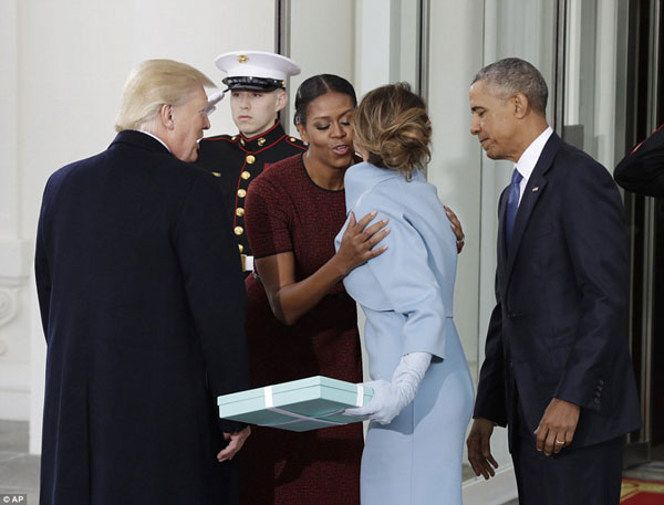 
Cả hai vị phu nhân cũng trao nhau những tình cảm tốt đẹp. Bà Melena Trump còn dành tặng món quà là một bộ trang sức của hãng Tiffany dành cho vợ ông Obama.
