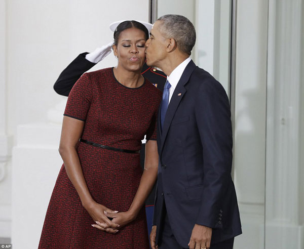 
Trong thời khắc cuối cùng tại Nhà Trắng, ông Obama không quên cảm ơn và chia sẻ cảm xúc cùng vợ bằng một nụ hôn ấm áp.
