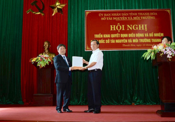 
Ông Nguyễn Đức Quyền – PCT UBND tỉnh Thanh Hóa trao quyết định bổ nhiệm chức vụ Giám đốc Sở TN&MT cho ông Đào Trọng Quy. Ảnh: Báo TNMT.
