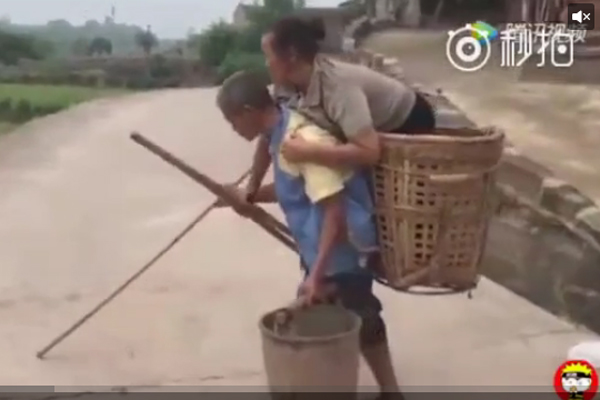 
H&igrave;nh ảnh &ocirc;ng l&atilde;o c&otilde;ng vợ khiến nhiều người x&uacute;c động.
