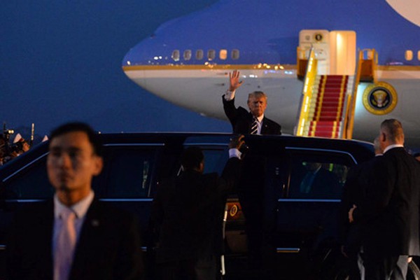 Ông Trump vẫy chào ký giả. Ảnh Zing