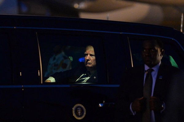 
Hình ảnh ông Trump trong chiếc xe Cadilac one.
