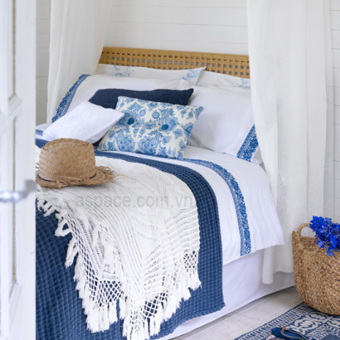 Décor căn phòng với màu xanh nổi bật trên nền trắng đem lại cảm giác dịu mát và tươi mới.