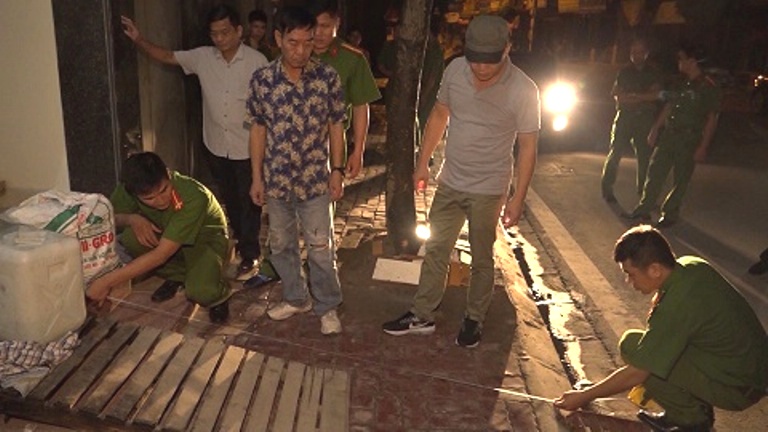 Cơ quan CSĐT tiến hành khám nghiệm hiện trường. Ảnh: H.Nga