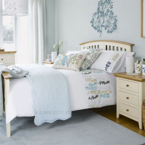 Phòng ngủ này giúp bạn có cảm giác yên bình nhờ gam màu ttinh khiết