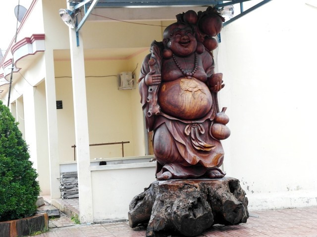 Và một bức tượng Di Lặc khổng lồ bằng gỗ khác.