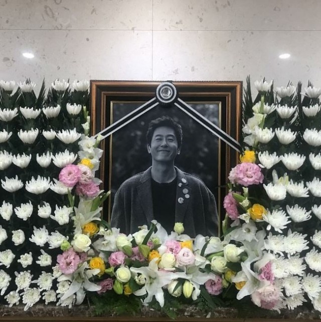 
Lễ tang của Kim Joo Hyuk được tổ chức tại bệnh viện Ansan
