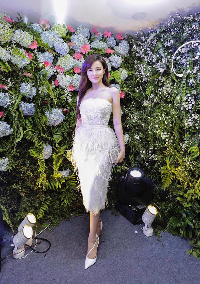 Màu trắng cũng là gam màu chiếm nhiều trong sự lựa chọn của Midu. Midu gợi cảm với lối trang điểm rất nhẹ nhàng, tự nhiên kết hợp cùng đầm cúp ngực trắng sexy nhưng rất quyến rũ.