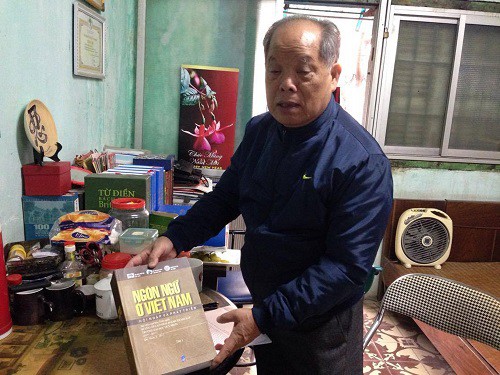 
PGS Bùi Hiền và cuốn Kỷ yếu hội thảo có bài tham luận cải tiến chữ viết Tiếng Việt. Ảnh: Q.Anh
