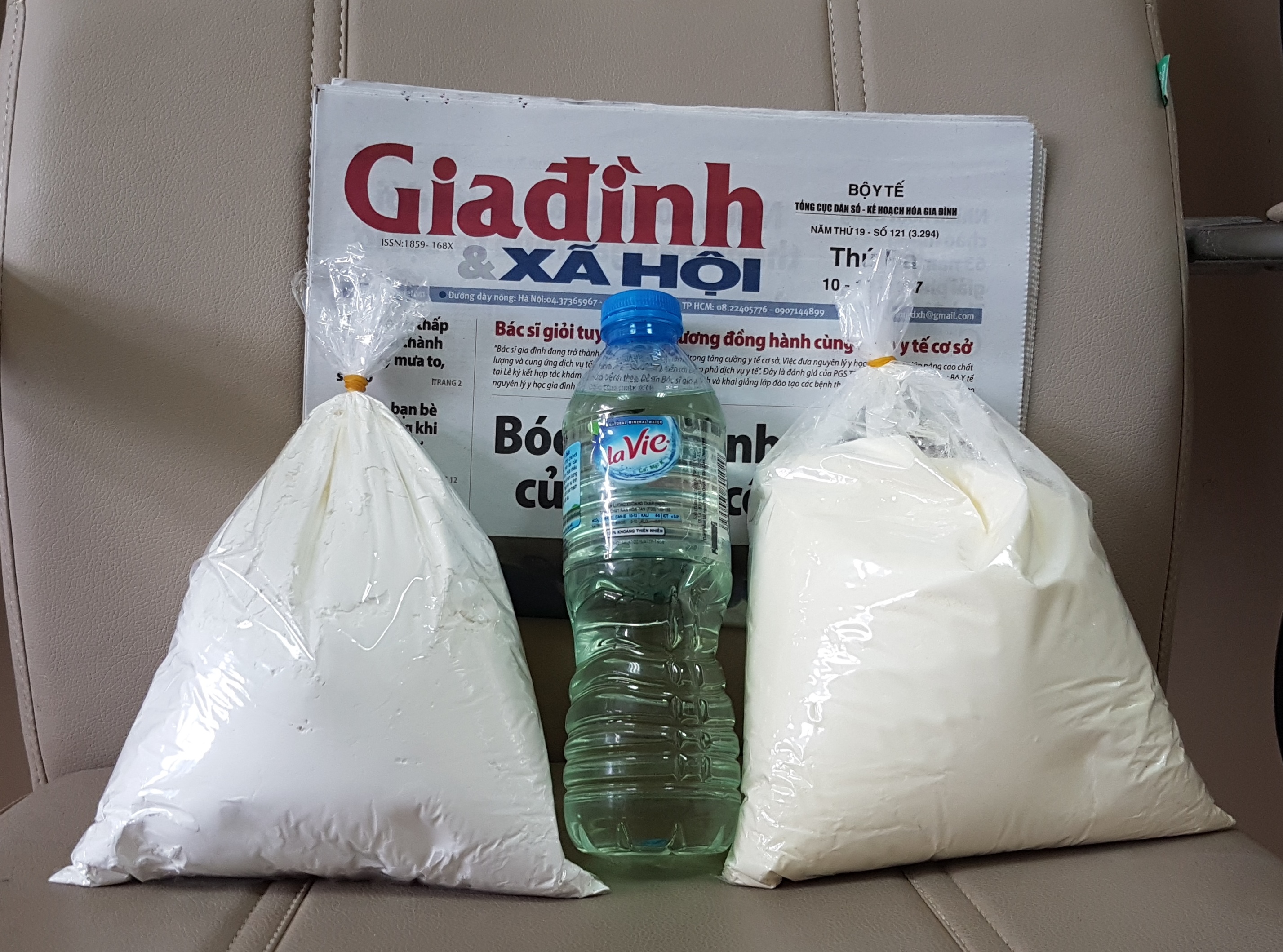 Sữa bột ngô, tinh dầu ngô và bột ngô dùng để pha chế thành “sữa ngô” mà PV Báo Gia đình & Xã hội mua được tại Hàng Buồm.