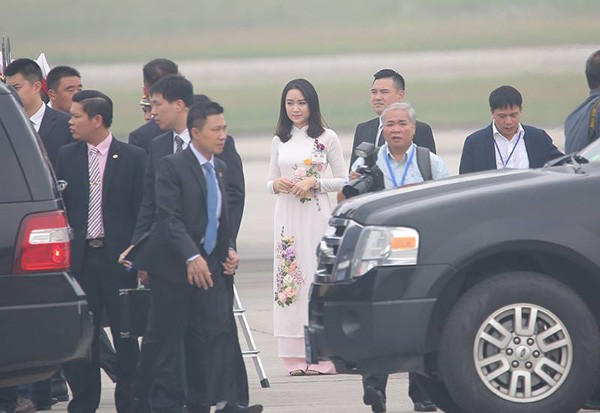 
Phạm Thu Trà hồi hộp chờ đến thời khắc được cầm hoa tặng Chủ tịch Tập Cận Bình.
