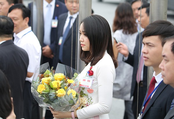 
Nữ sinh này là Hoa khôi của Học viện Ngoại giao. Cô rất hạnh phúc khi được nhận nhiệm quan trọng.
