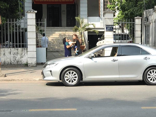 
Phi Thanh Vân đưa con trai và mẹ đến tòa án để đợi làm các thủ tục ly hôn với Bảo Duy.

