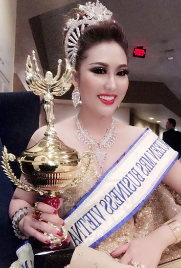 
Phi Thanh Vân đăng quang Hoa hậu Doanh nhân thế giới người Việt tại Mỹ.
