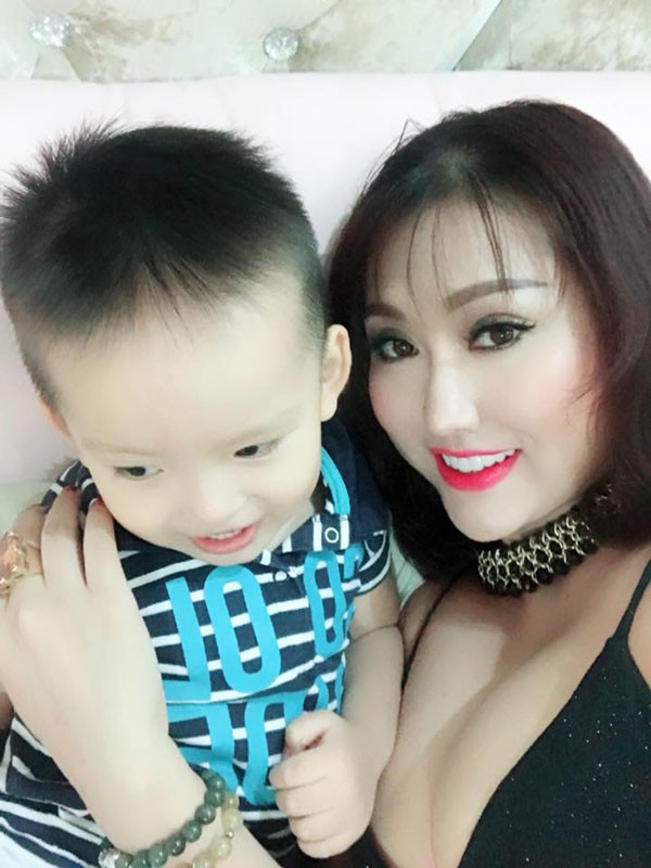 
Phi Thanh Vân trở thành mẹ đơn thân sau khi ly hôn chồng trẻ Bảo Duy.
