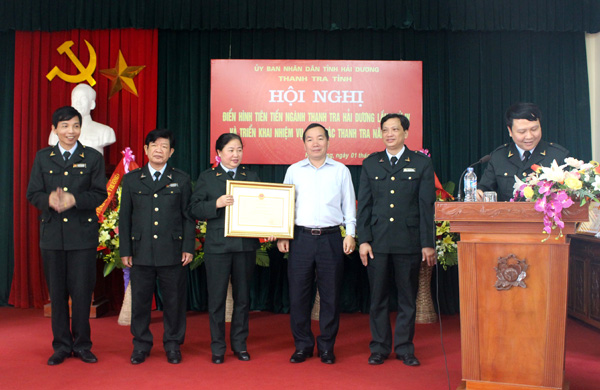 
Ông Nguyễn Tọng Điều, Phó Chánh thanh tra tỉnh Hải Dương (ngoài cùng bên trái).
