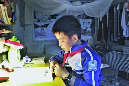 Bé Tuấn Anh 7 năm sau vụ tai nạn đã trở thành cậu học trò ngoan ngoãn, học giỏi.