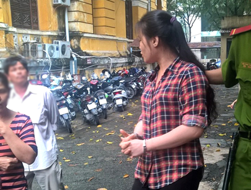 Mẫn tranh thủ chuyện trò với mẹ và người thân trước khi về trại giam. Ảnh: H. D.