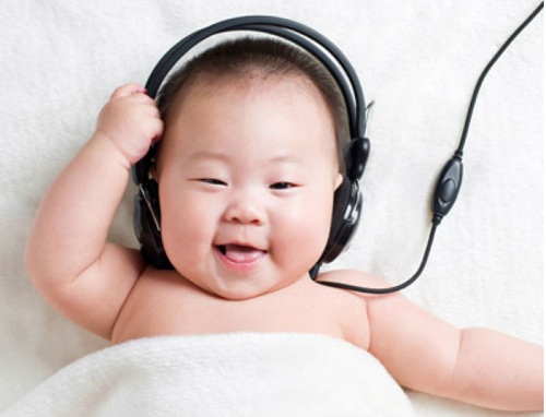 Cô giáo Thu Hồng cho rằng trẻ nên đọc thông viết thạo tiếng Việt trước khi học tiếng Anh. Ảnh: belelu