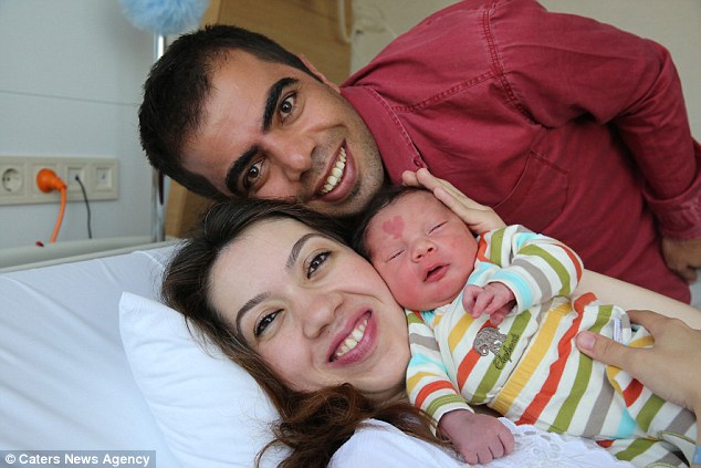 
Gia đ&igrave;nh cậu b&eacute; Cinar.
