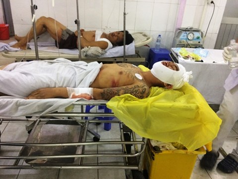 
Mai Quốc Tiến (nằm ngoài) và ông Phan Đức (nằm trong) khi đang cùng cấp cứu tại bệnh viện quận Thủ Đức
