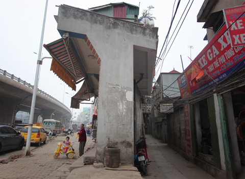 
Những căn nhà kỳ dị mọc lên trên đường phố Hà Nội
