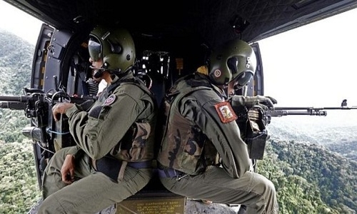 
Quân đội Venezuela thường ngồi trực thăng tuần tra khu vực rừng rậm Amazon hẻo lánh.
