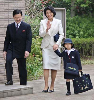 
Ngay từ lúc nhỏ, khi đi học, Aiko đều phải tự cầm túi xách của mình.
