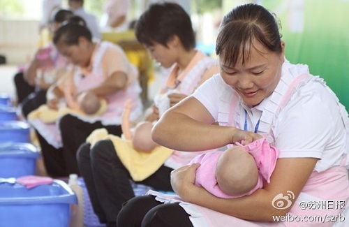 
Người giúp việc ở Trung Quốc thực hành tắm bé sơ sinh. Ảnh: Nhật báo Tô Châu
