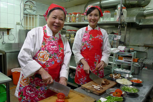 Helen Thanh Đào (phải) trong phim truyền hình Nhớ mùi hương đu đủ.
