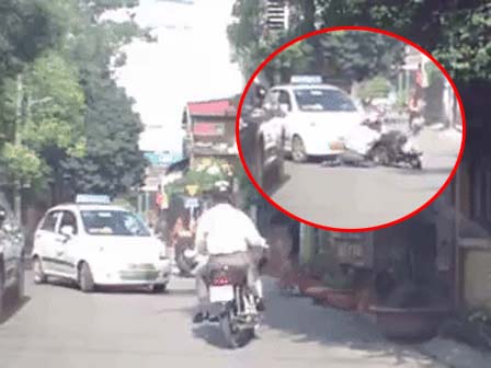Giật m&igrave;nh v&igrave; tiếng ch&oacute; sủa, người đ&agrave;n &ocirc;ng chạy xe m&aacute;y phi thẳng v&agrave;o đ&acirc;u xe taxi. Nguồn: Otofun