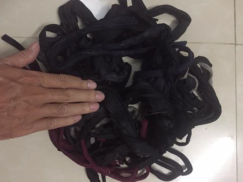 Mua 2,7 kg cua, anh Trần Triều ở TPHCM gỡ ra được 1 kg dây cột. Tính ra mớ dây vải này có giá 270 ngàn đồng