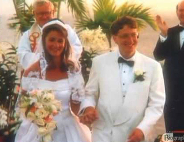 
Năm 1994, sau 7 năm hẹn hò, cặp đôi bí mật tổ chức đám cưới trên một sân golf ở Hawaii. Chi phí đám cưới được cho là khoảng 1 triệu USD. Ảnh: YouTube/Biograph
