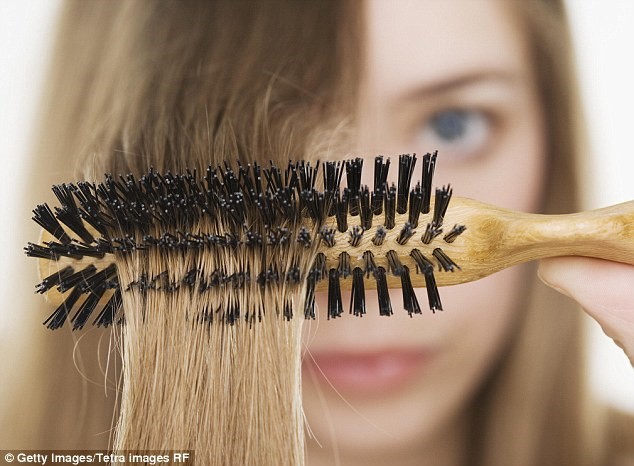 Chất bụi bẩn tích tụ lâu ngày trên lược chải tóc có thể là nguyên nhân chính khiến tóc bạn hư tổn, khô rối. Ảnh: Getty Images/ Tetra images RF.