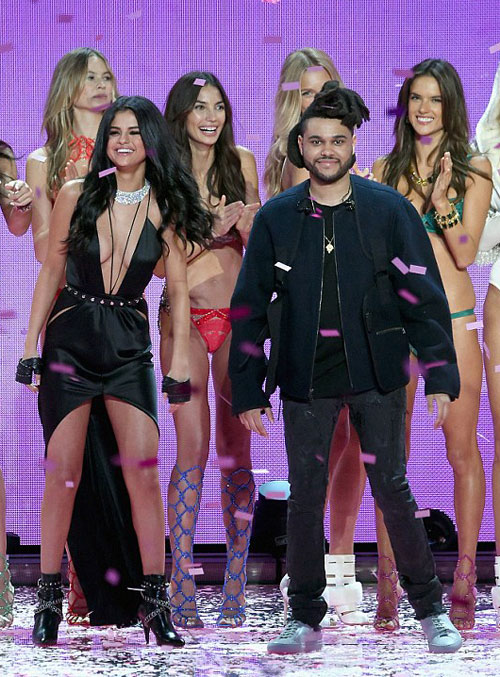 
Selena và The Weeknd quen biết từ show của Victorias Secret 2015.
